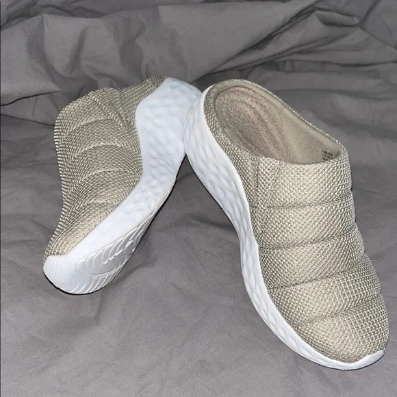 AETREX Light Tan Quilted Clogs - Picture 1 of 8